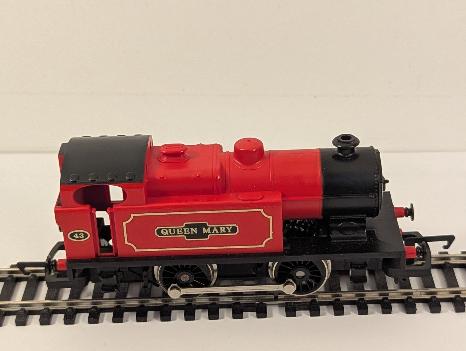 Hornby OO Gauge Class 0F Holden 101 0-4-0T 'Queen Mary' Steam Loco
