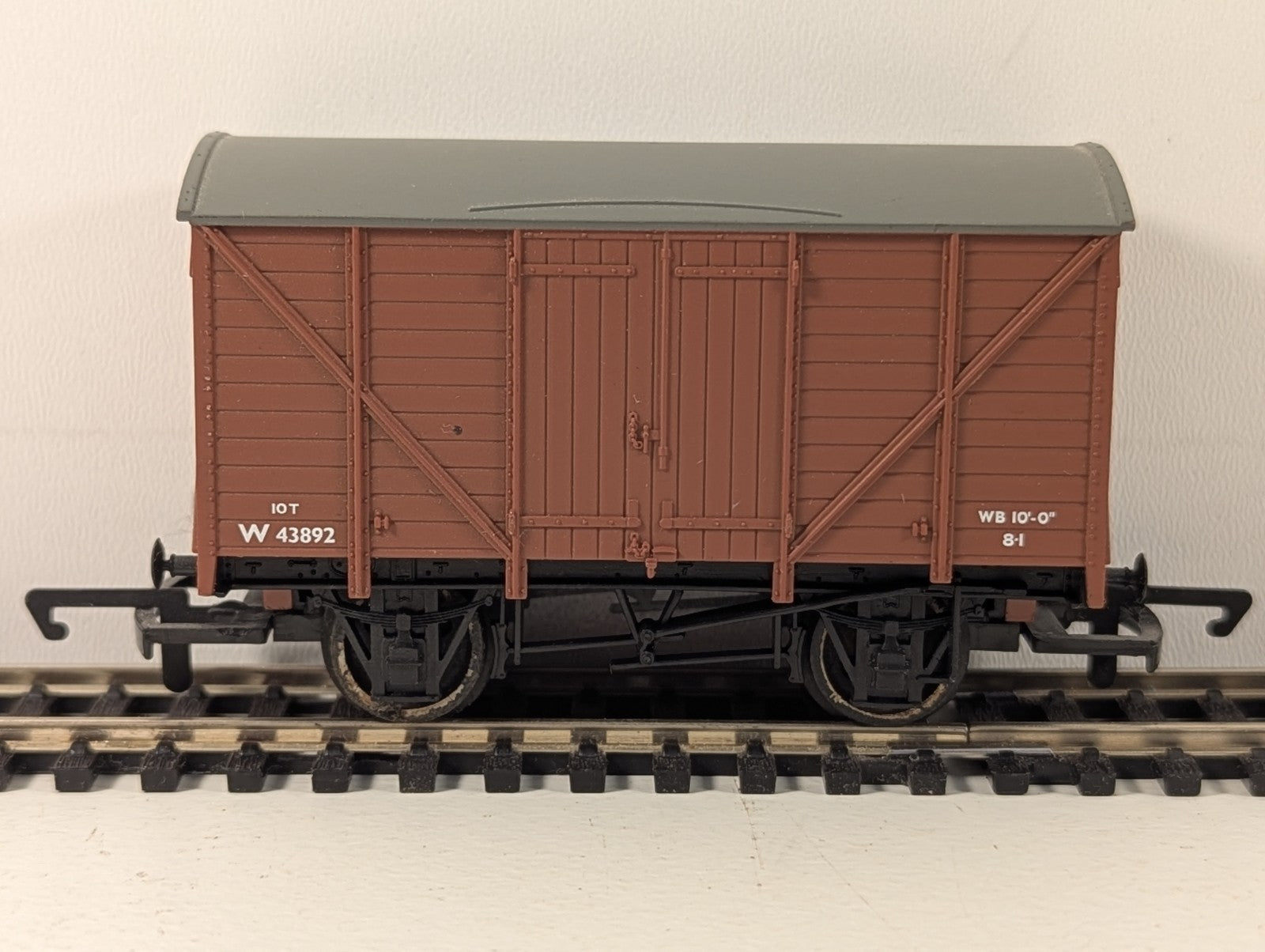 Hornby 12 Ton Brown Ventilated Van