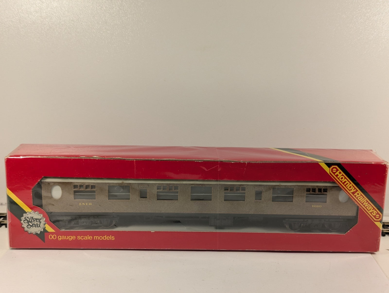 Hornby R937 OO Gauge LNER Thompson Teak Coach Boxed Unopened