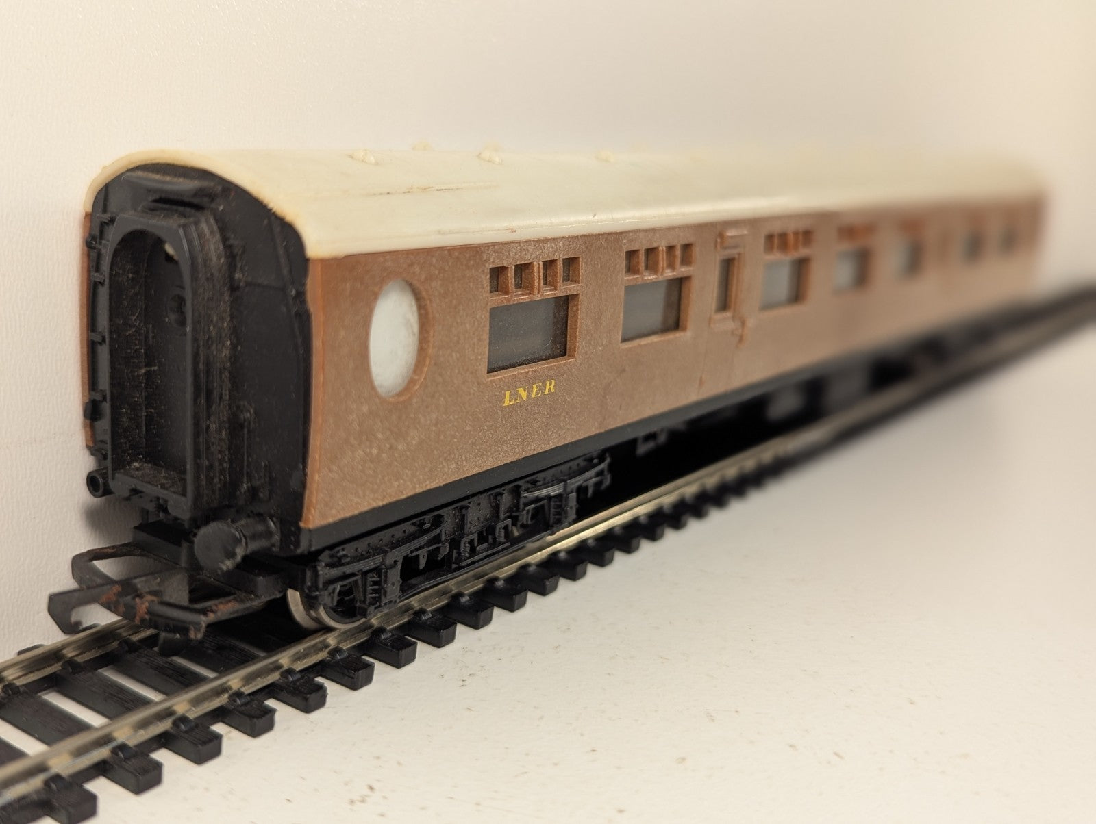 Hornby R745 OO Gauge LNER Corridor Full Third Coach