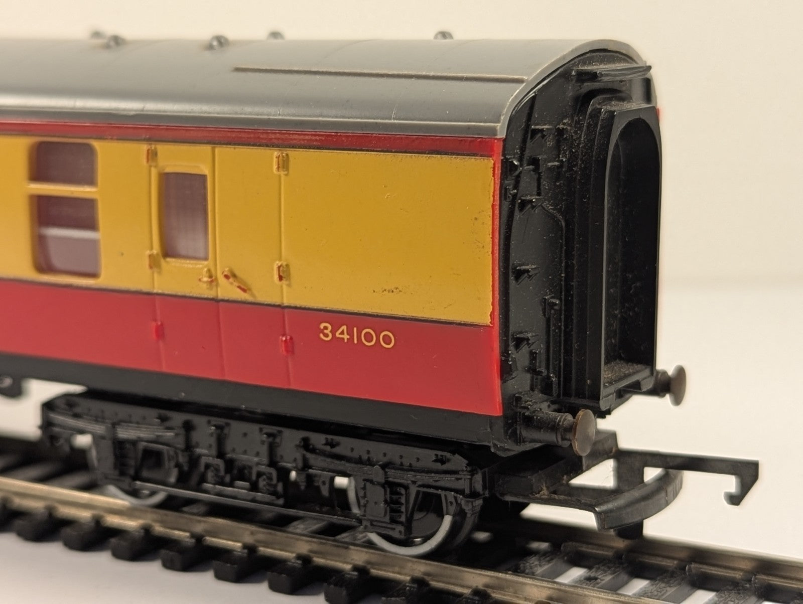 Hornby R421 OO Gauge BR Composite Coach 34100 Crimson Cream
