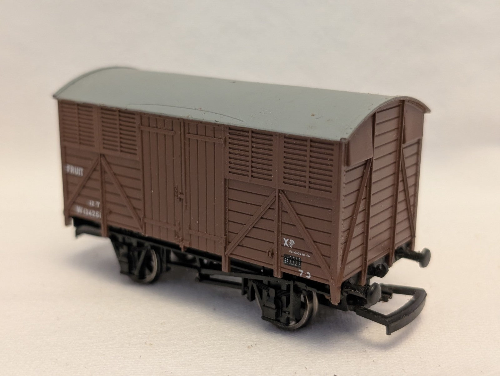 Hornby OO Gauge 12T Fruit Van Goods Wagon W134251 BR Bauxite R142