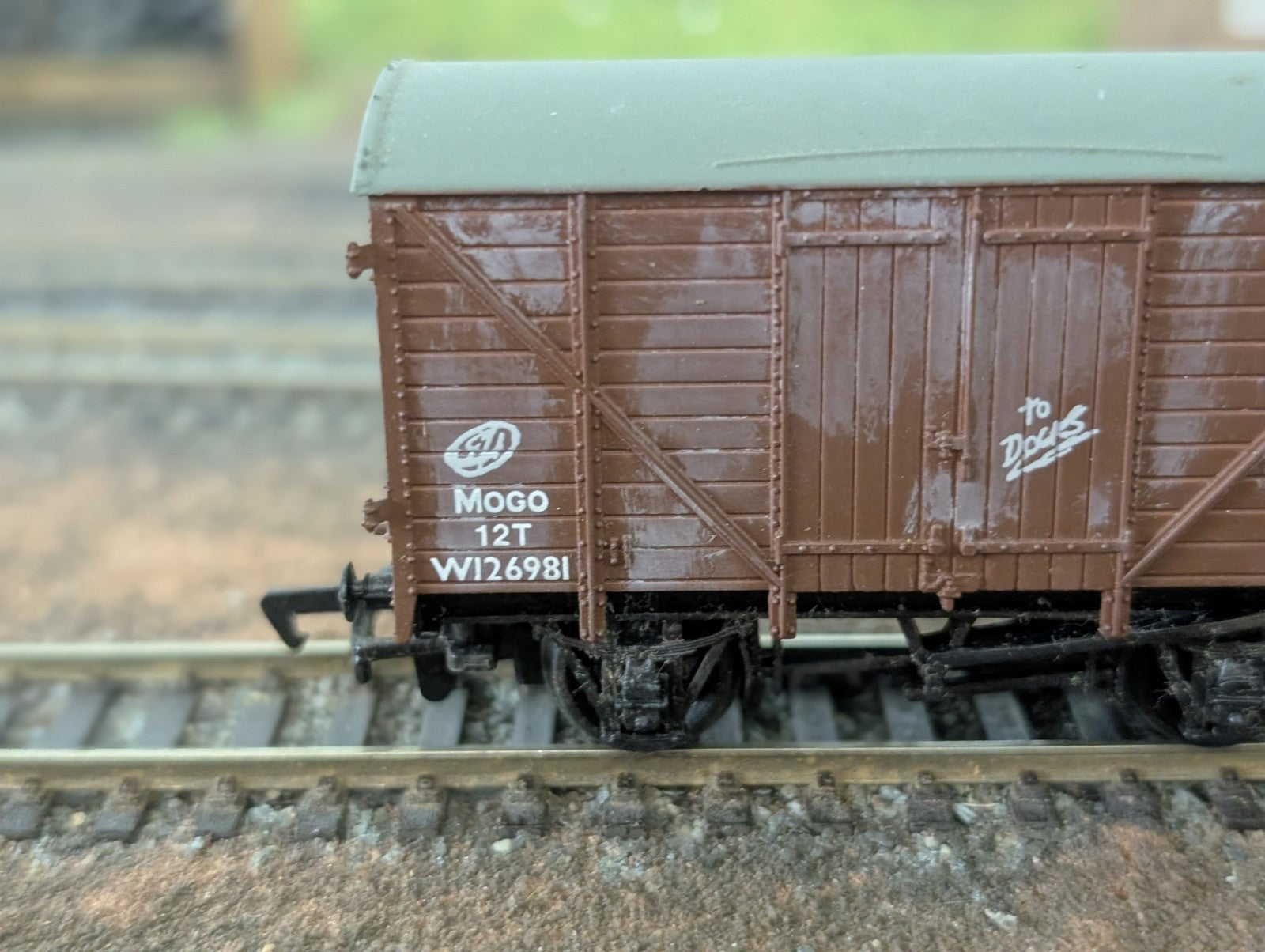 Bachmann 37-700 Bachmann OO Gauge 12 Ton MOGO Van BR Bauxite W126981 Weathered