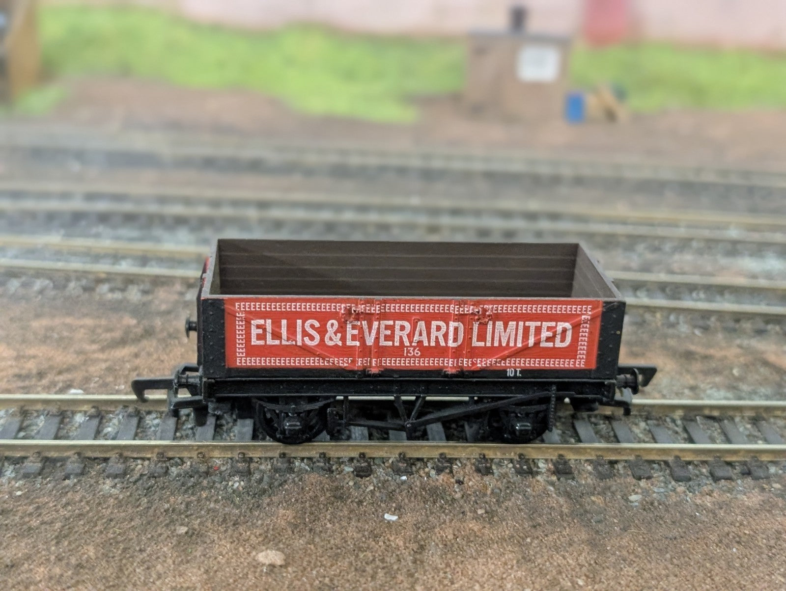 Mainline Ellis & Everard Limited 5 Plank Wagon 136 10T OO Gauge
