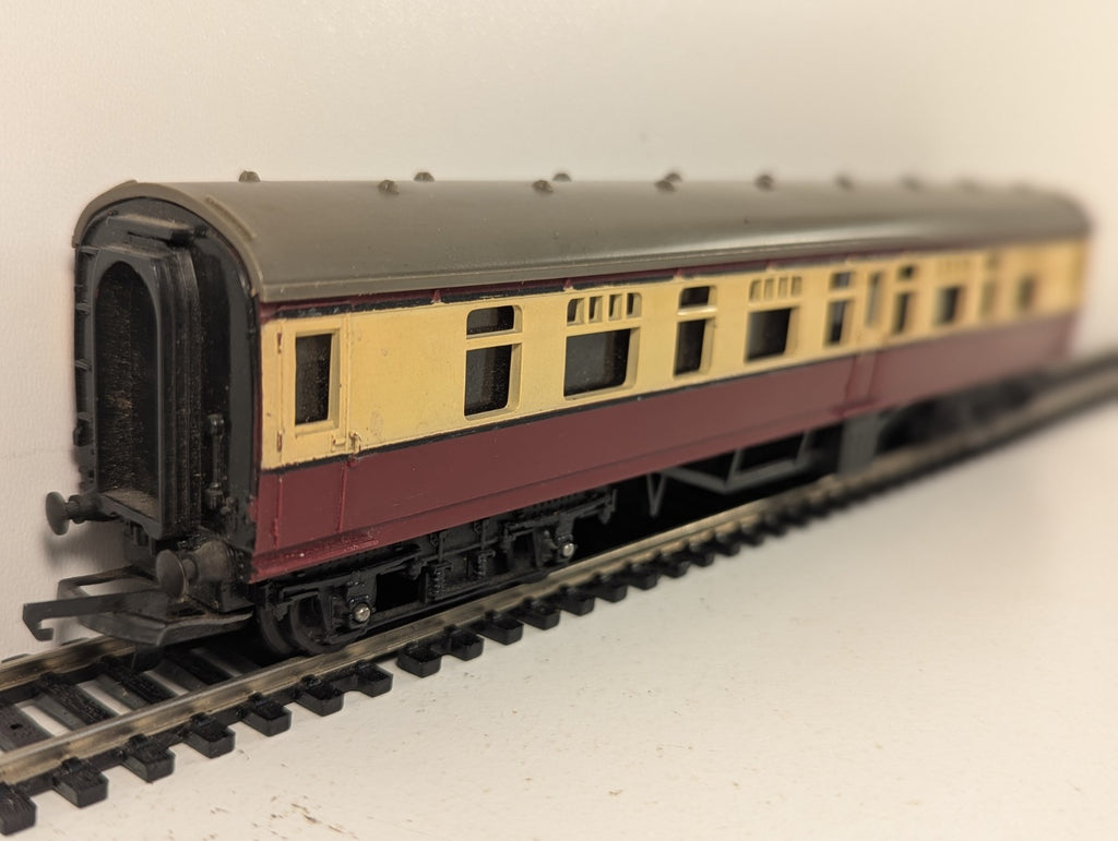Tri-ang OO Gauge BR Mk1 Blood & Custard Coach