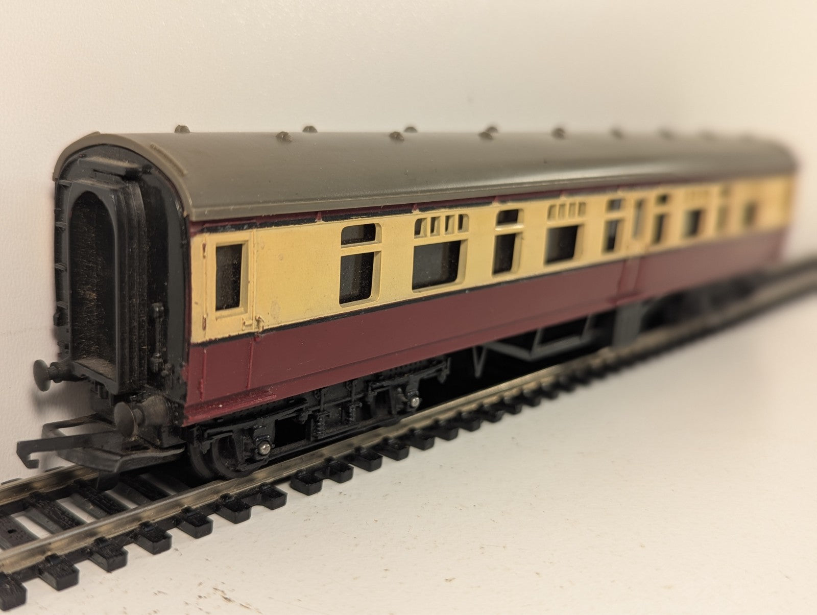Tri-ang OO Gauge BR Mk1 Blood & Custard Coach