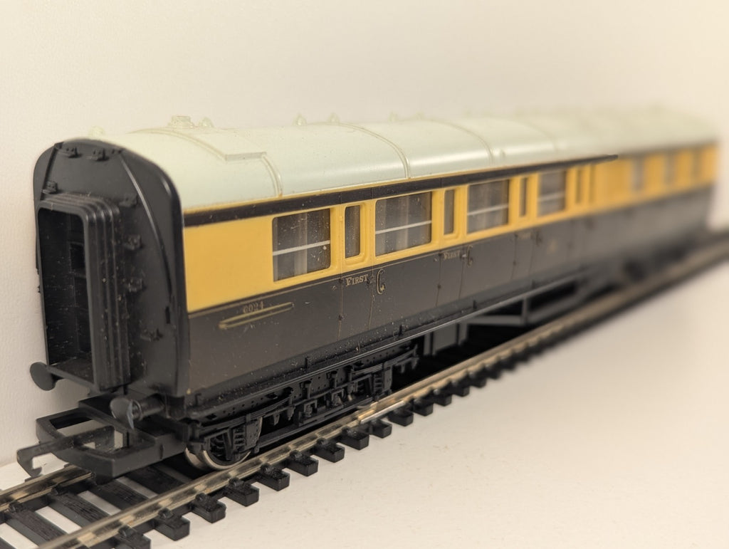 Hornby R456 OO Gauge GWR Composite Coach 6024 – Chocolate & Cream