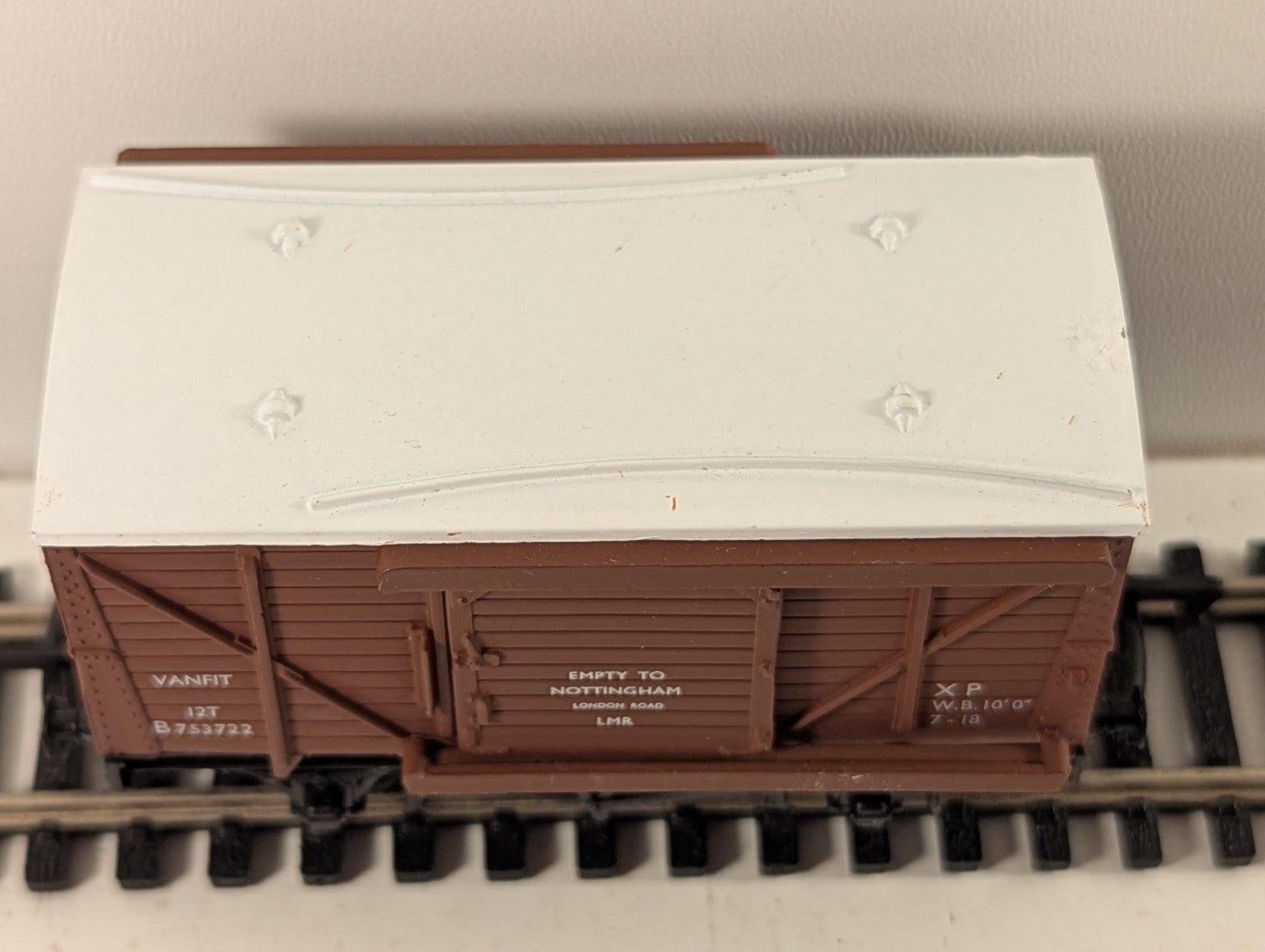 Mainline Railways BR Brown Ventilated Van OO Gauge