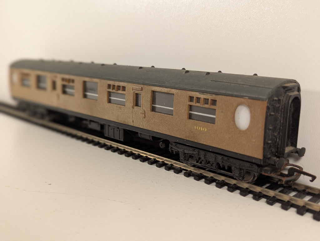 Hornby OO Gauge LNER Corridor Full Third Coach