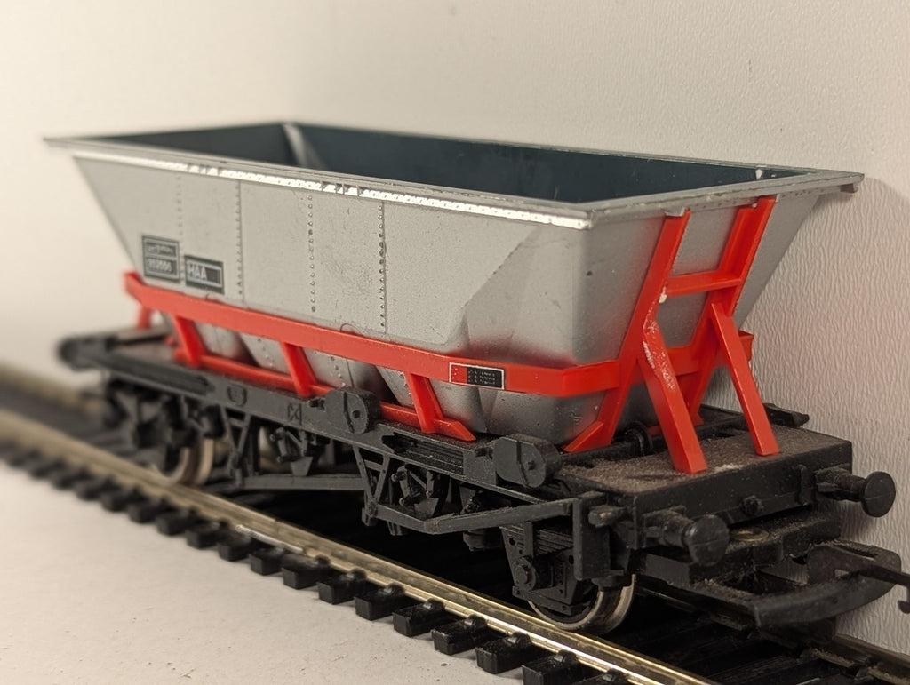 Hornby OO Gauge HAA Hopper Wagon Goods Wagon 352556 BR Silver and Red R235