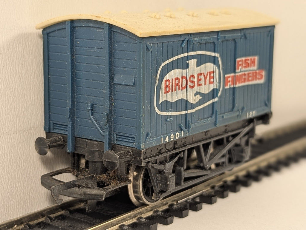 Hornby OO Gauge Birds Eye Fish Fingers Ventilated Van Goods Wagon 14901 R.116