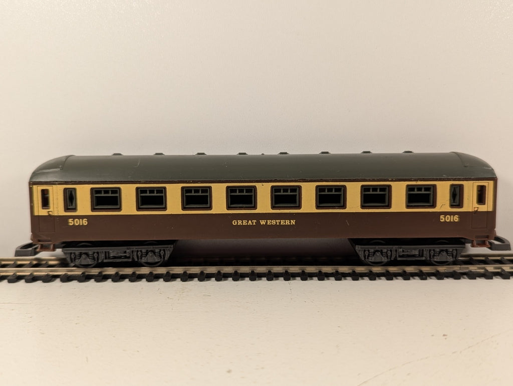 Lima HO Gauge GWR Chocolate & Cream Passenger Coach
