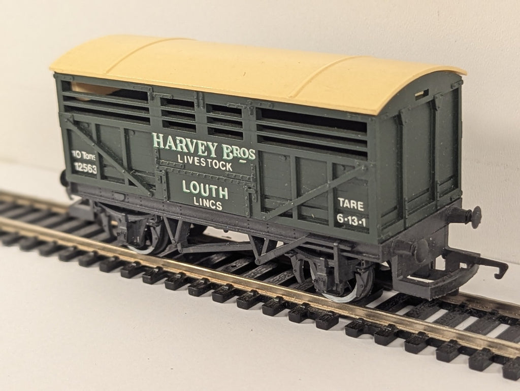 Hornby R013 OO Gauge Harvey Bros Louth Lincs Cattle Wagon 12563
