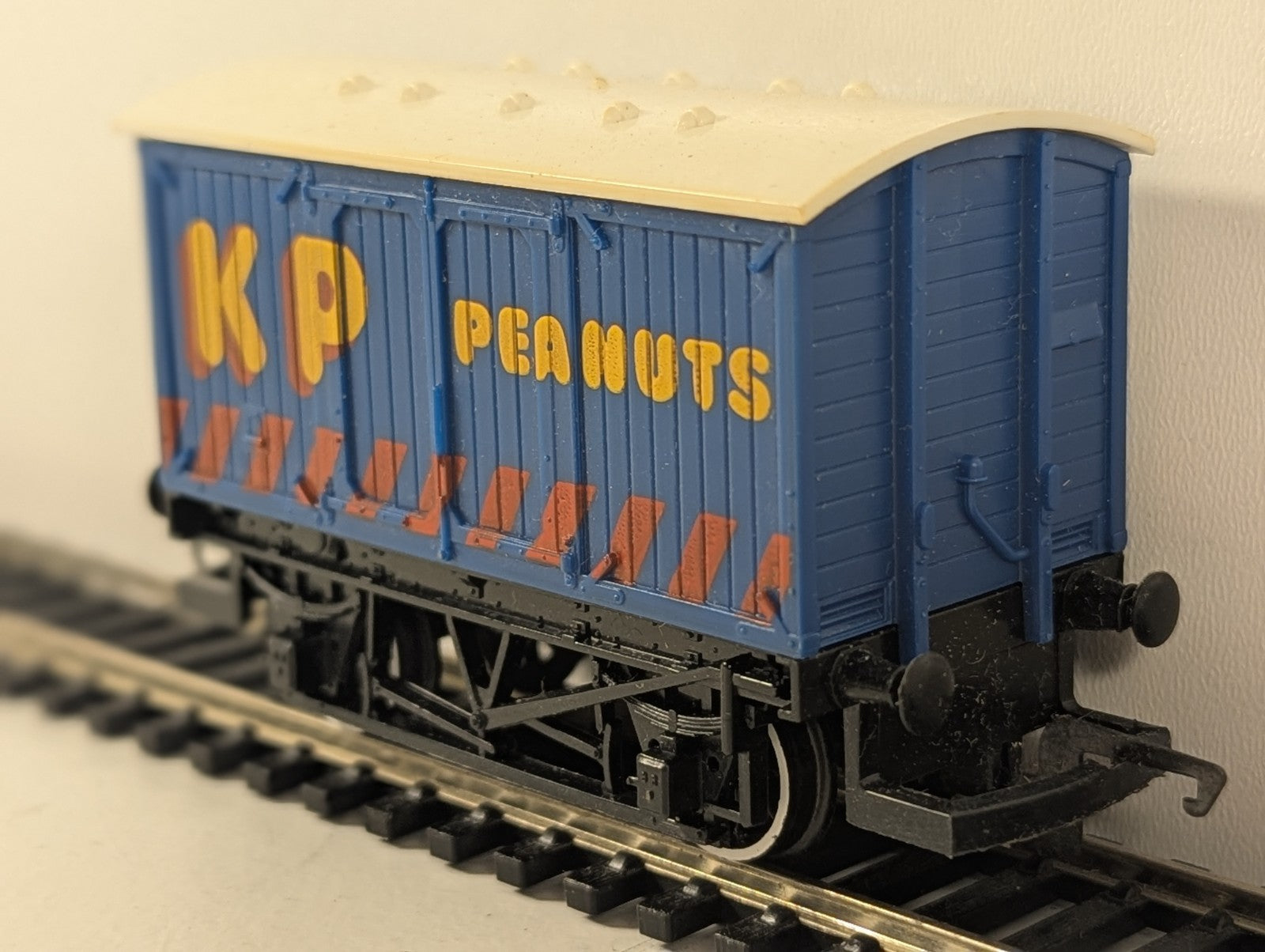 Hornby R001 OO Gauge KP Peanuts Vent Van