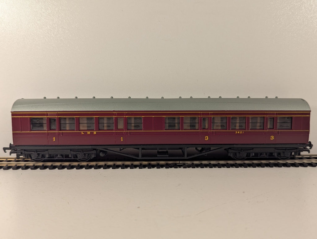 Mainline 12201 OO Gauge LMS Maroon 57ft Corridor Composite Coach No. 3621