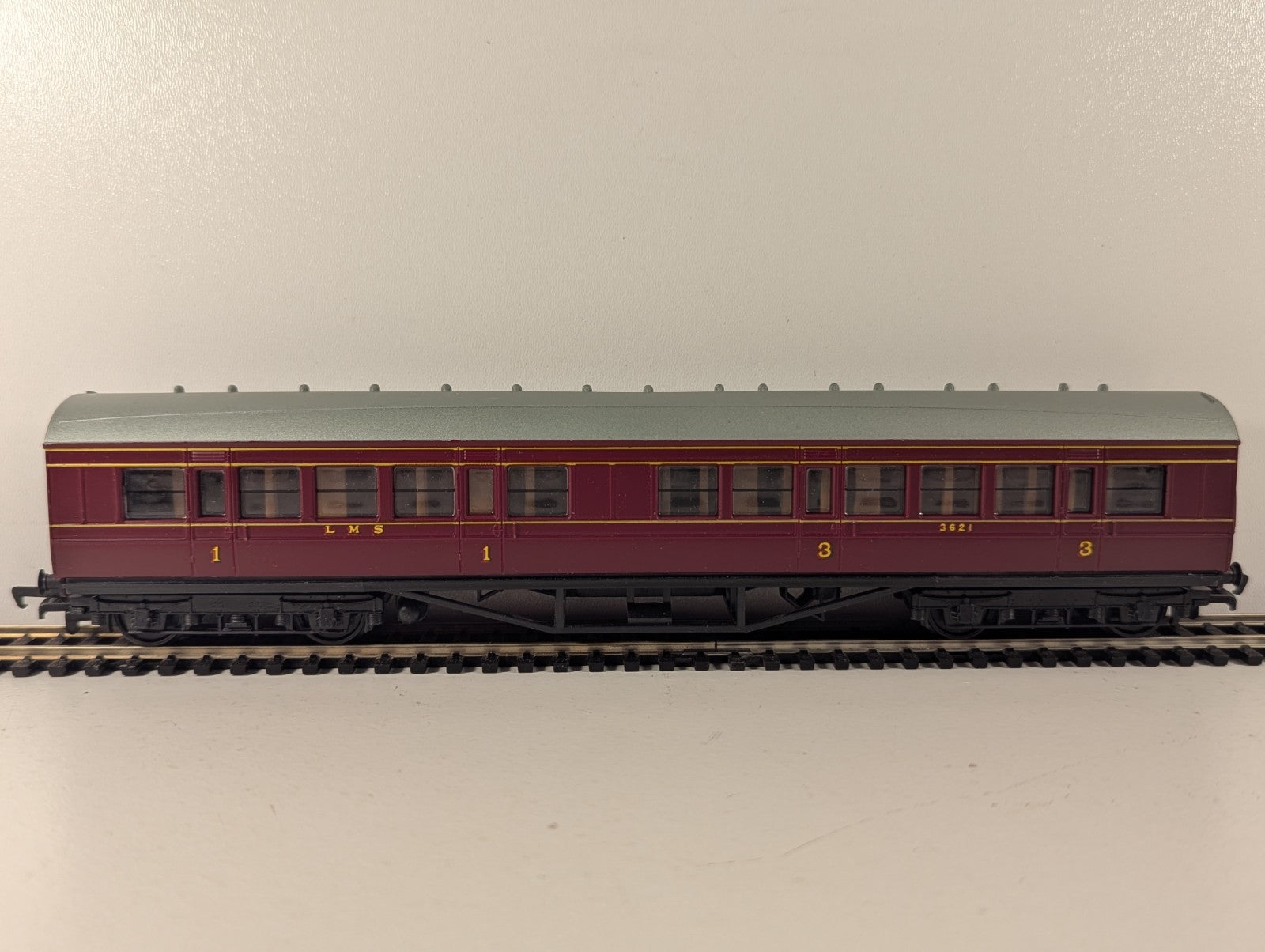 Mainline 12201 OO Gauge LMS Maroon 57ft Corridor Composite Coach No. 3621