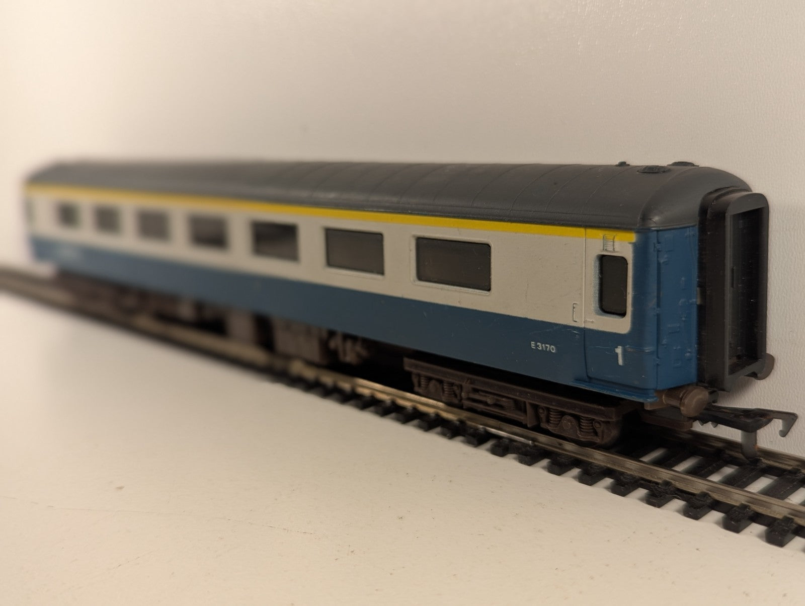 Airfix GMR 54201-8 BR Mk2D First Open Coach E3170 Blue & Grey OO Gauge