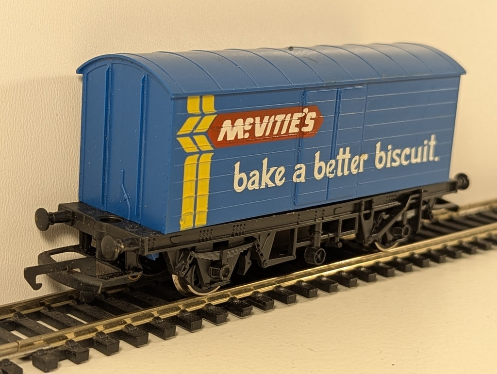 Hornby R727 OO Gauge McVitie's Biscuits Closed Van