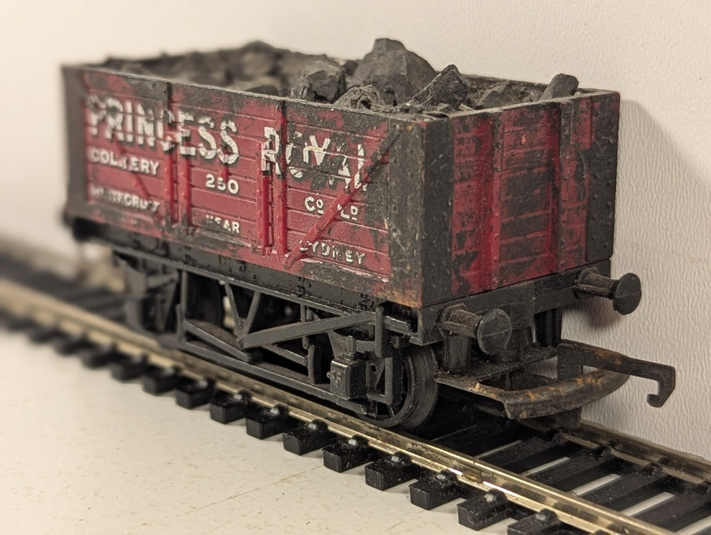 Hornby OO Gauge Princess Royal Colliery 7-Plank Wagon Open Wagon 25