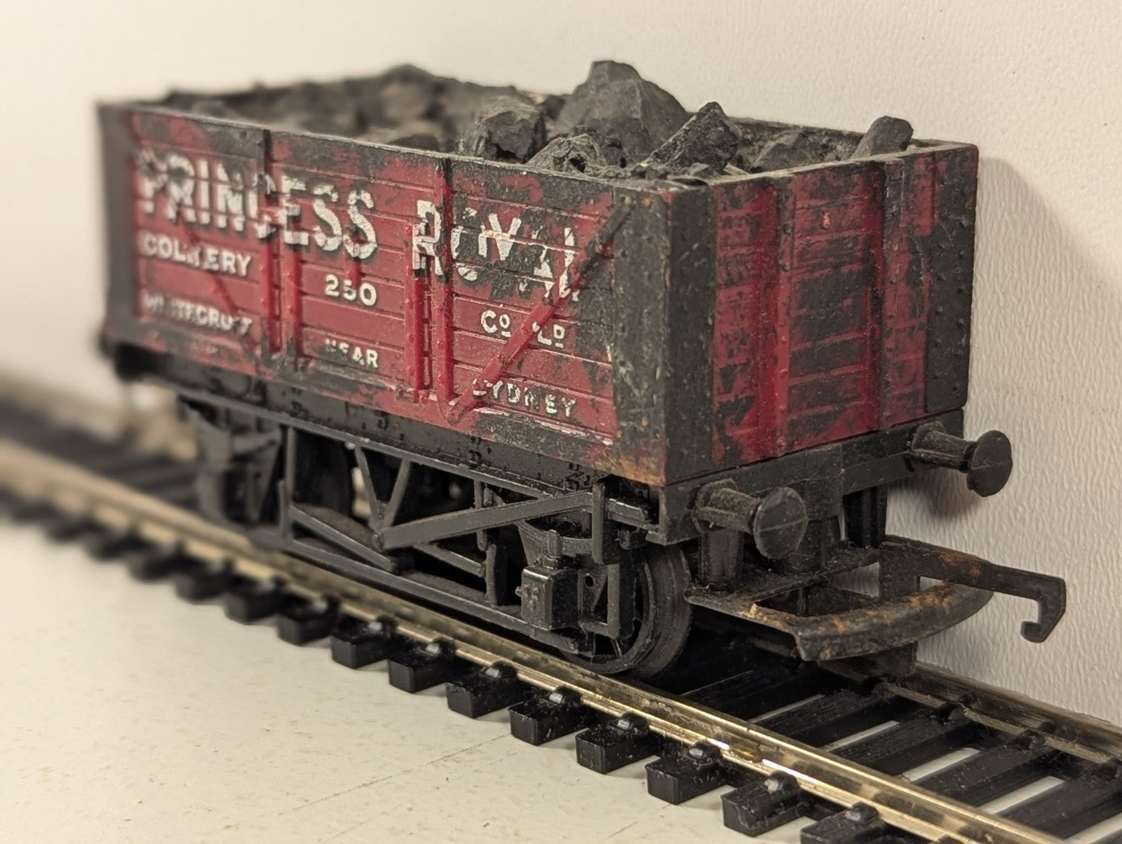 Hornby OO Gauge Princess Royal Colliery 7-Plank Wagon Open Wagon 25