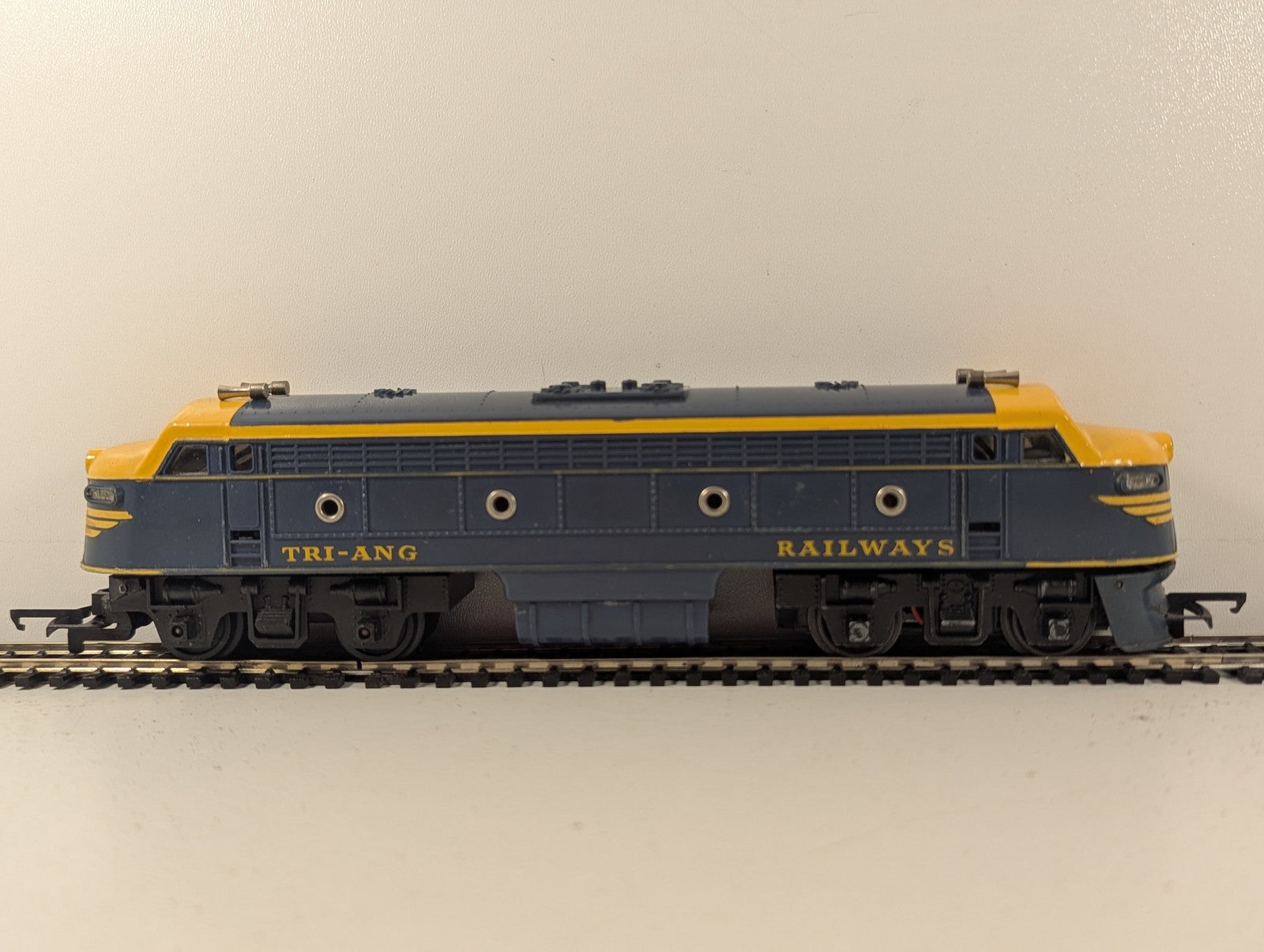 Tri-ang OO Gauge Transcontinental Double Ended Diesel Locomotive