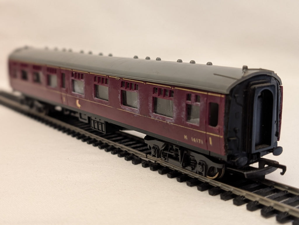 Trix Mk1 Composite Corridor M16171 model railway coach in BR maroon livery