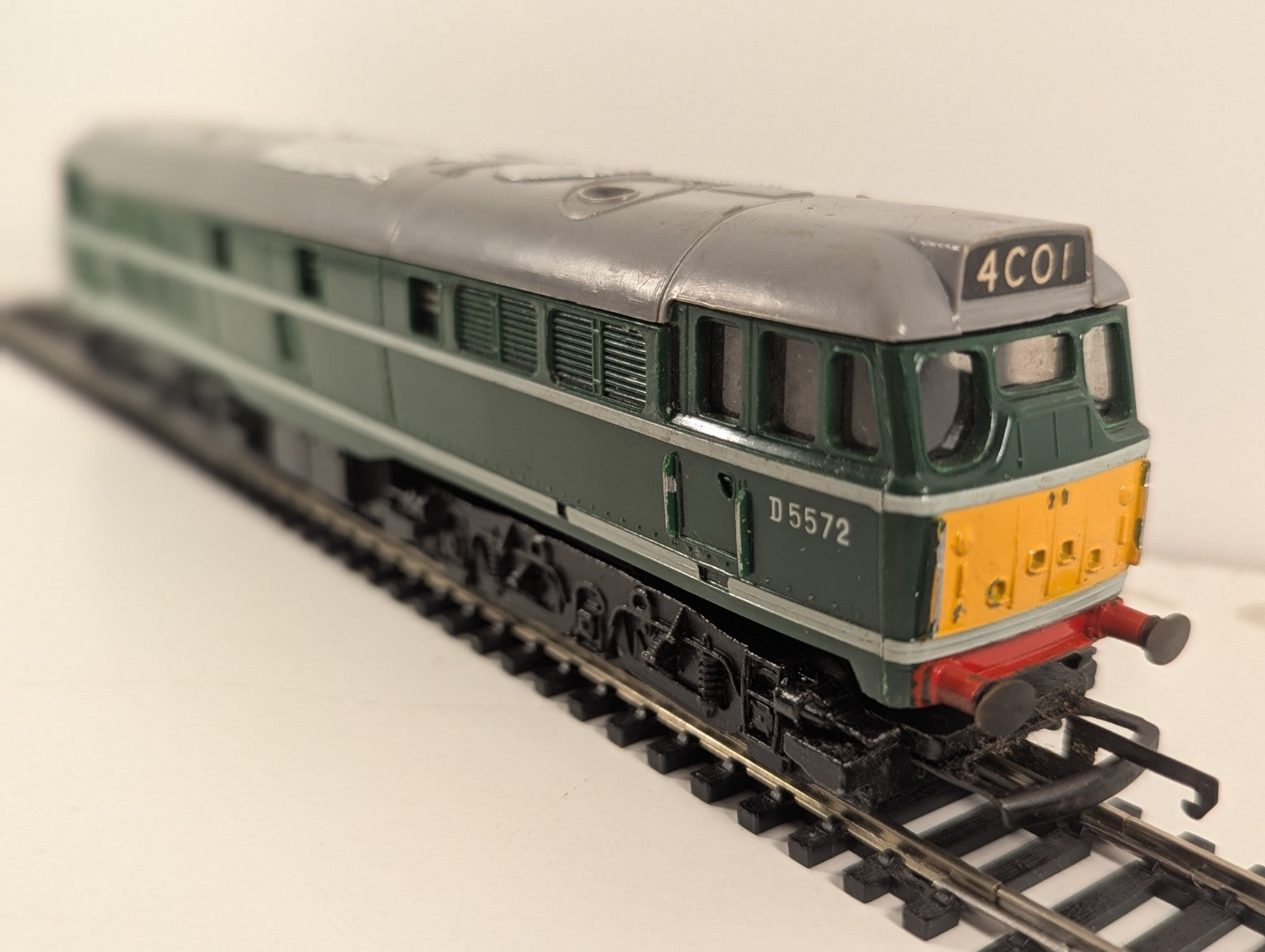 Hornby R357 OO BR Green Class 31 D5572 Repaint