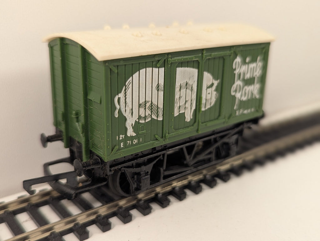 Hornby R162 OO Gauge Prime Pork Vent Van Wagon boxed
