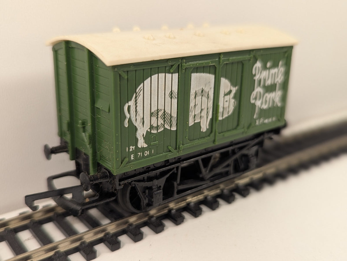 Hornby R162 OO Gauge Prime Pork Vent Van Wagon boxed