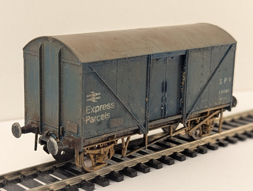 Hornby OO Gauge BR Blue SPV 12t Ventilated Van E87160 Weathered