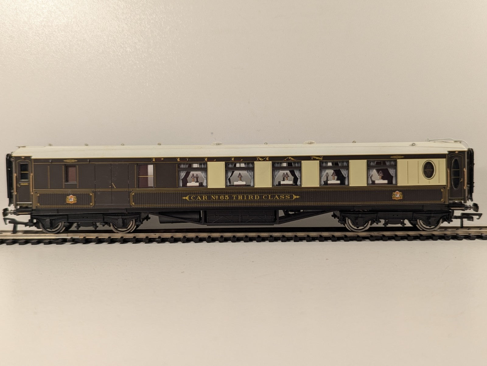 Hornby R4150 Pullman 3rd Class Brake 'Car No.65 Third Class' - Working Lights