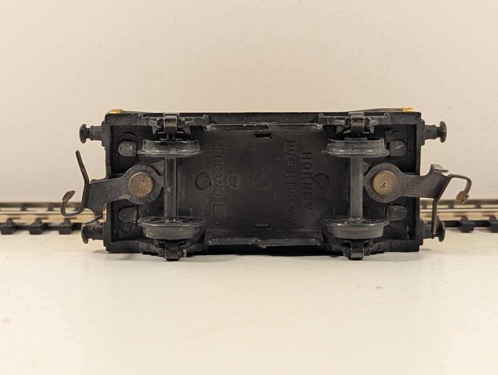 Hornby Dublo 32082 OO Gauge Shell Lubricating Oil Tanker - Wrong Box