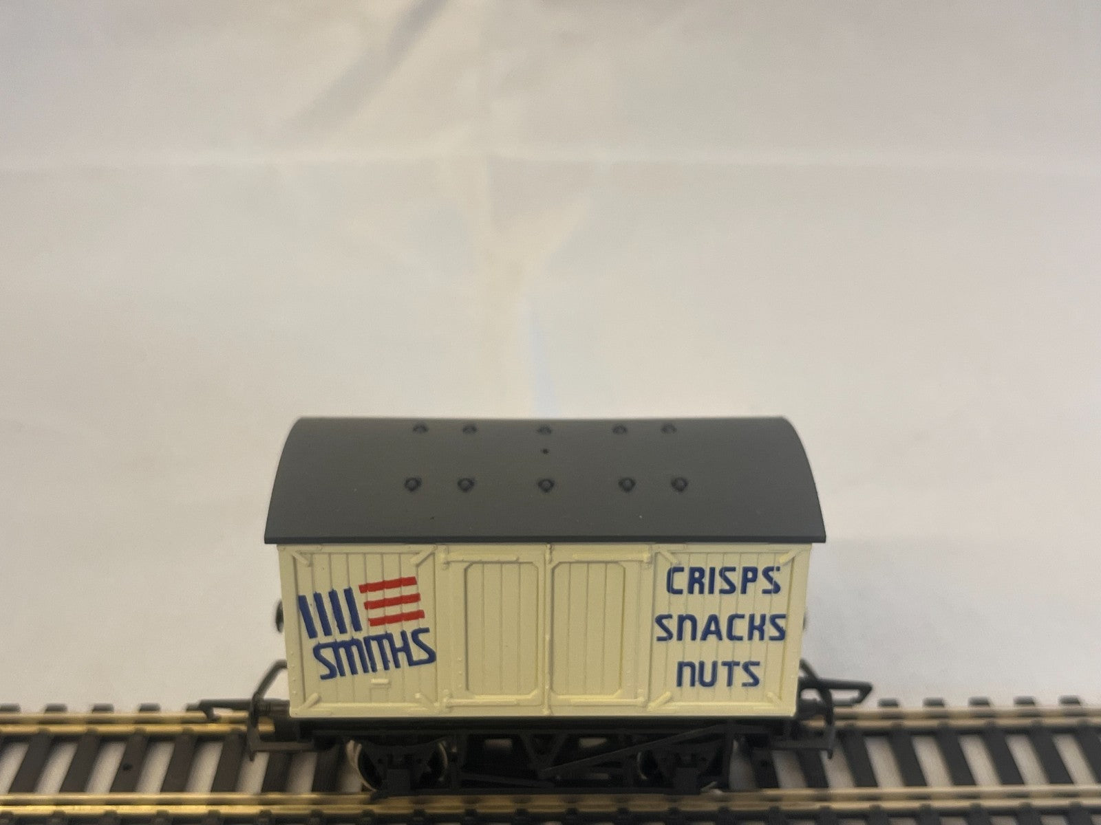 Hornby OO Gauge Smiths Crisps Closed Wagon Boxed