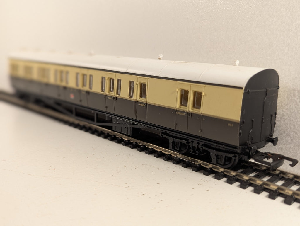 Hornby R4030D OO Gauge GWR Suburban B Composite Brake Coach