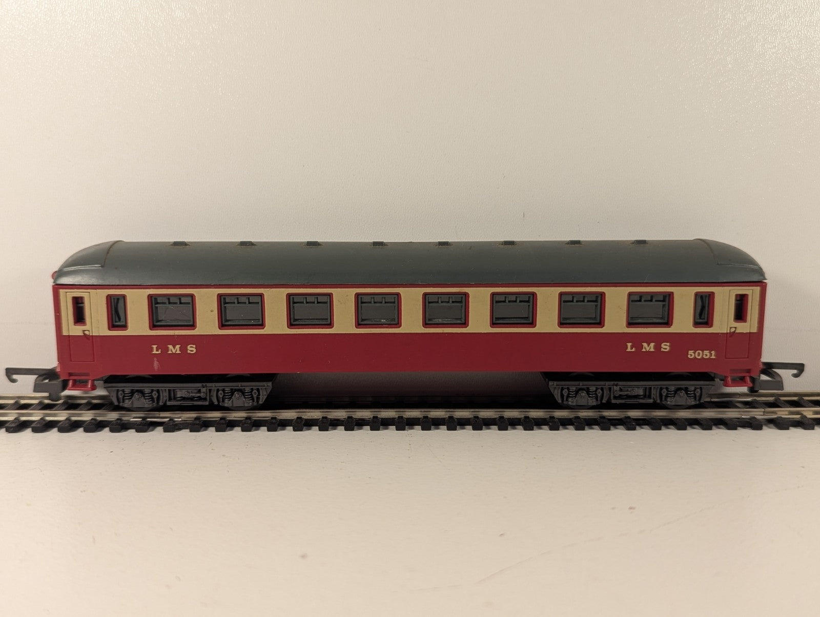 Lima HO Gauge LMS Red & Cream Passenger Coach