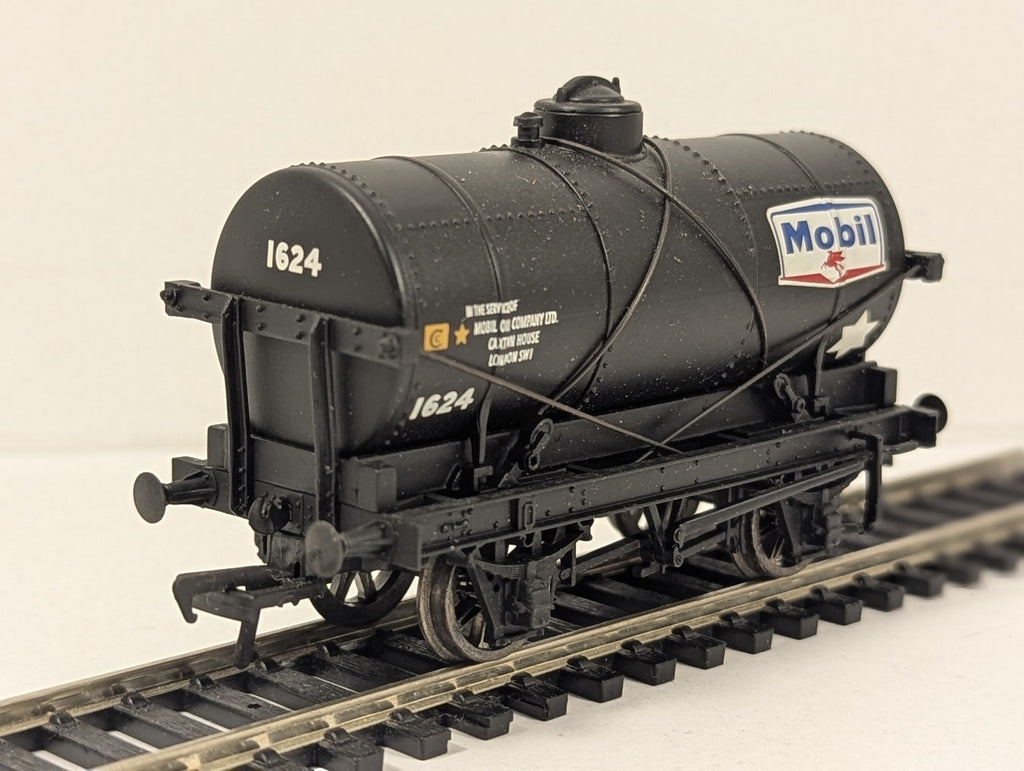 Bachmann OO Gauge 14 Ton Tank Wagon with Large Filler Mobil Oil Goods Wagon 1624