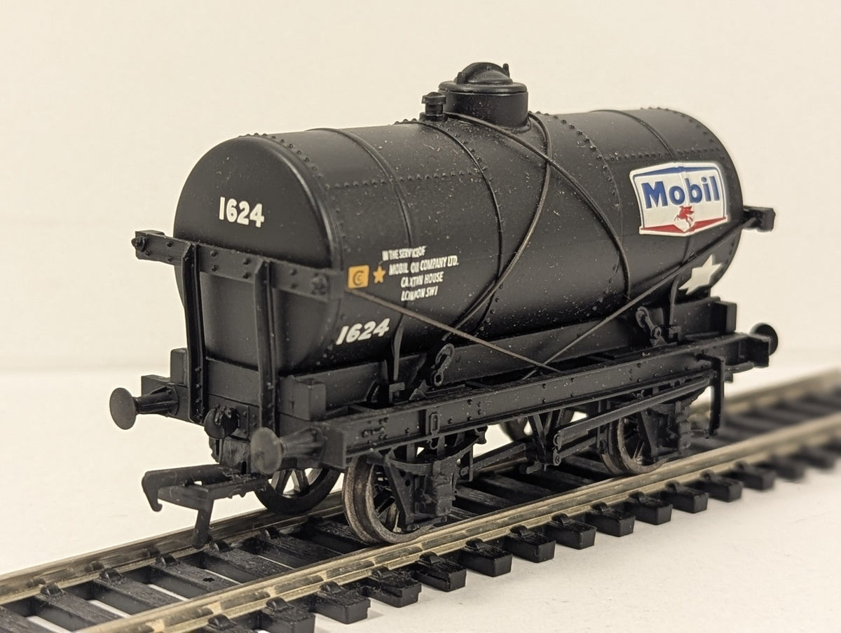 Bachmann OO Gauge 14 Ton Tank Wagon with Large Filler Mobil Oil Goods Wagon 1624
