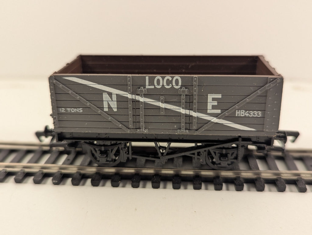 Mainline 37-126 OO Gauge 7-Plank Open Wagon – NE Loco Coal