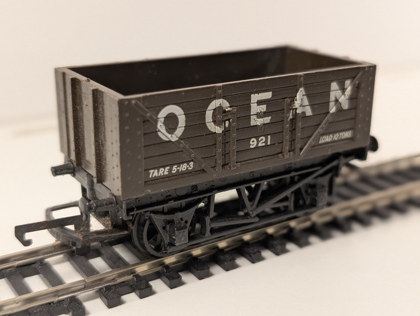 Hornby R204 Ocean 7-Plank Open Wagon – Missing Buffer