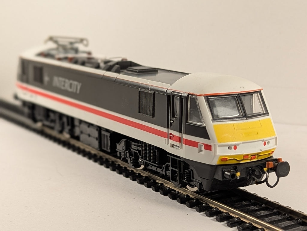 Hornby OO Gauge Class 90 Electric Locomotive 90 001 BR InterCity Swallow R825