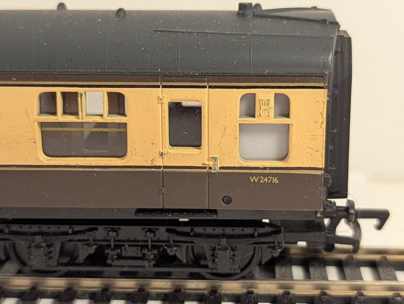 Mainline BR Mk1 Brake Second Corridor Coach OO Gauge