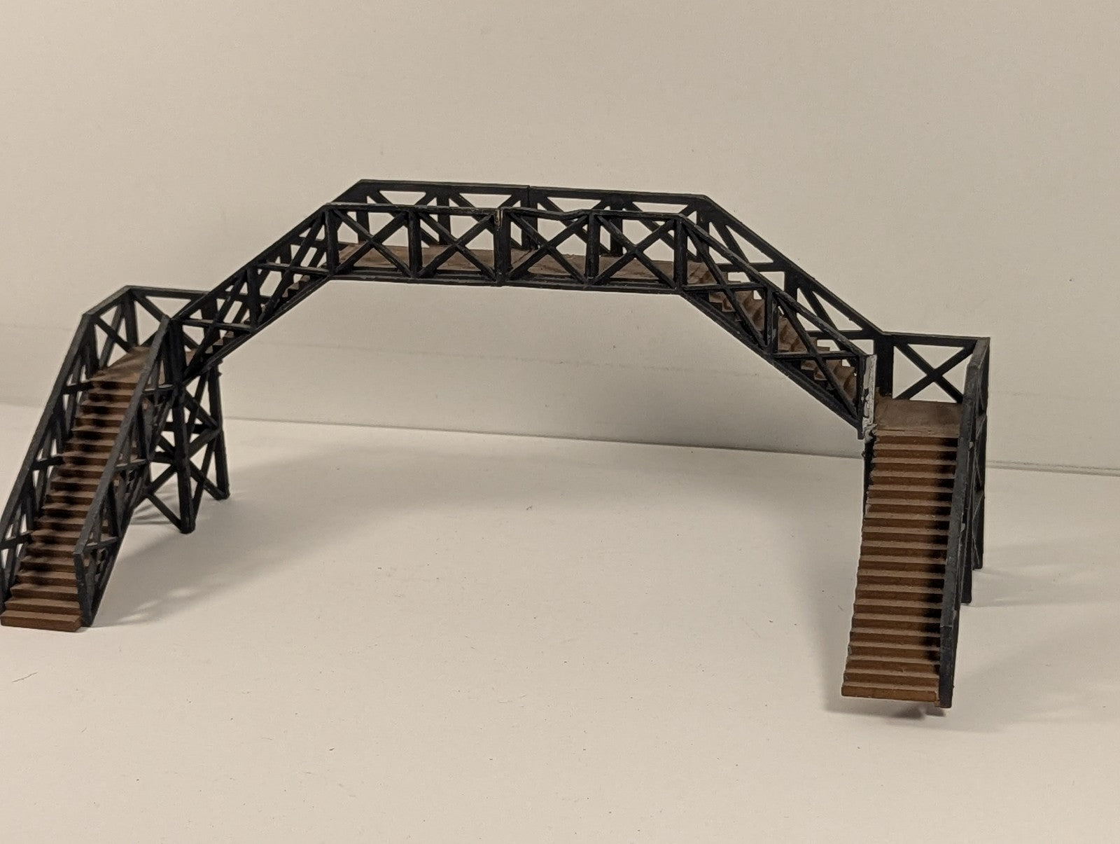 Hornby OO Gauge Station Footbridge Black and Brown R187