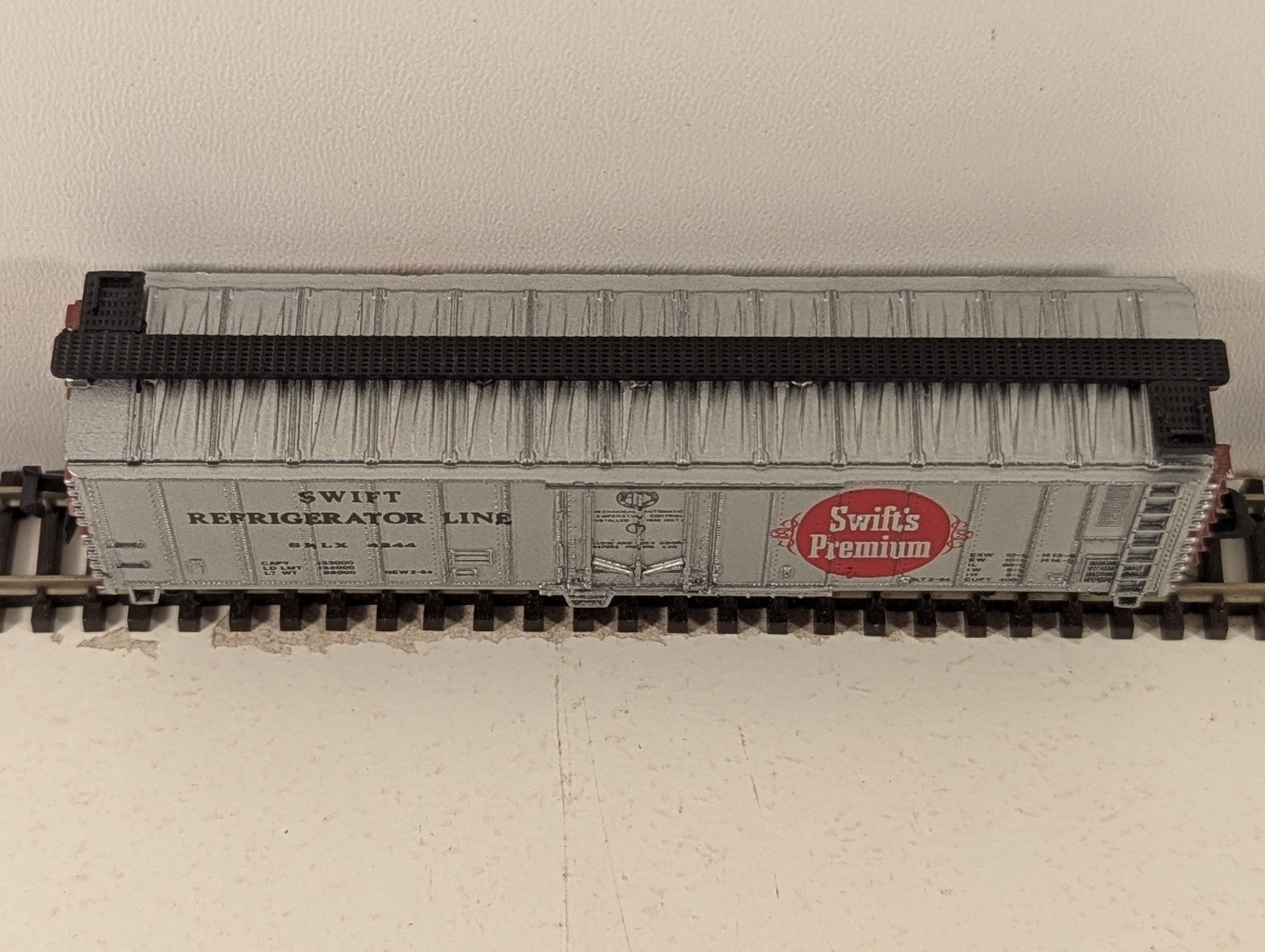 Bachmann N Gauge 51ft Swift's Premium Steel Reefer Car