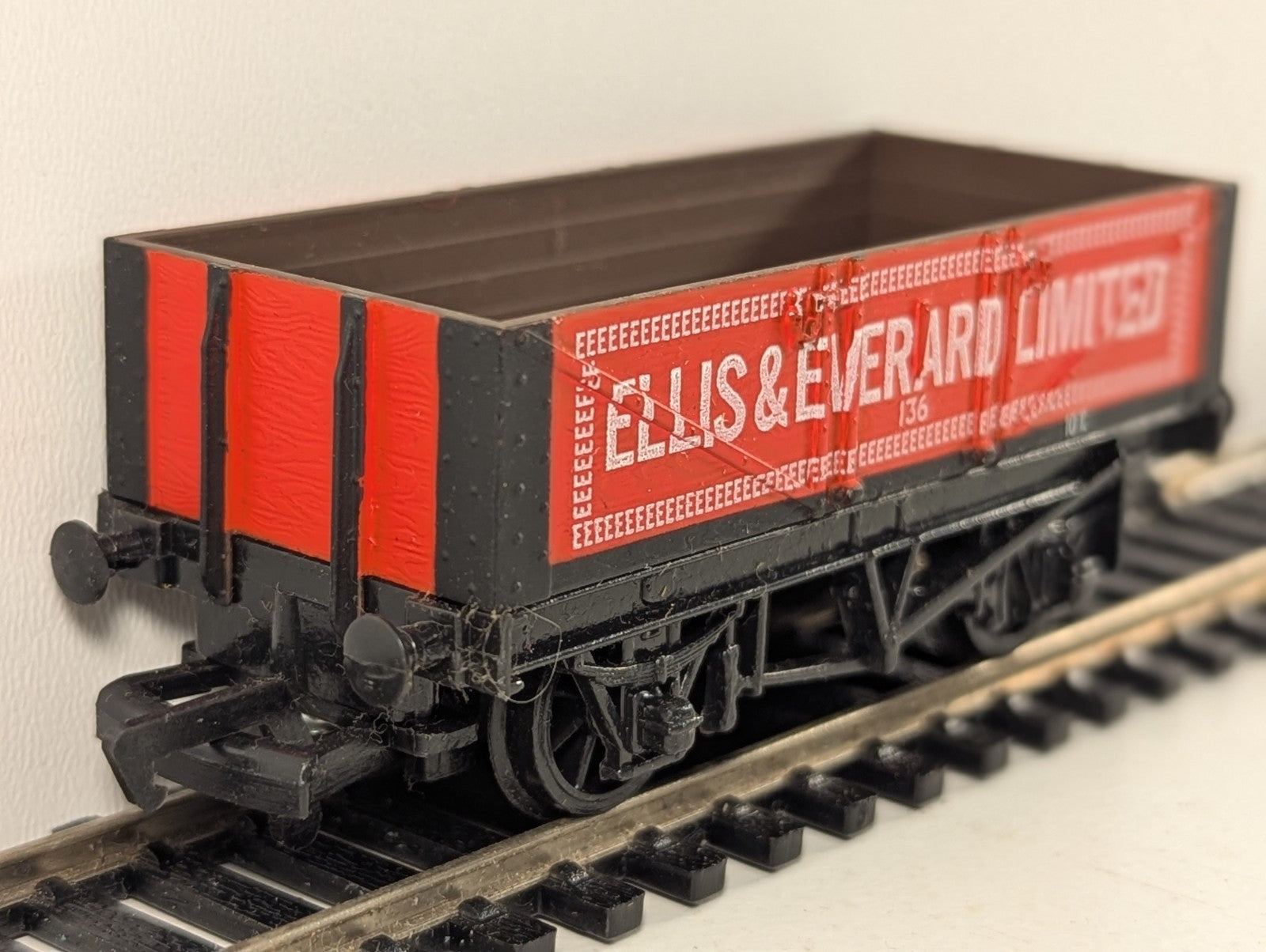 Mainline 37-131 Ellis & Everard Ltd 5 Plank Coal Wagon OO Gauge