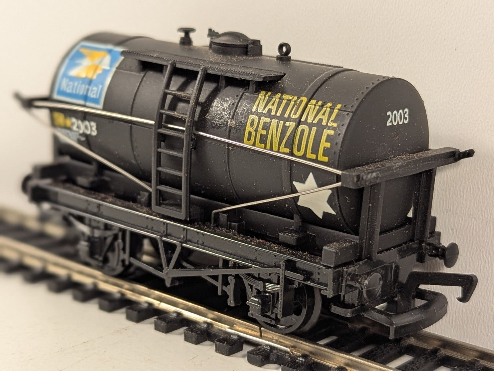 Mainline Railways 37-146 OO Gauge National Benzole Tank Wagon