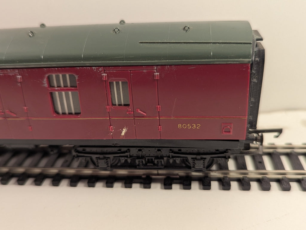 Hornby BR Mk1 Parcels Coach M80532 – OO Gauge
