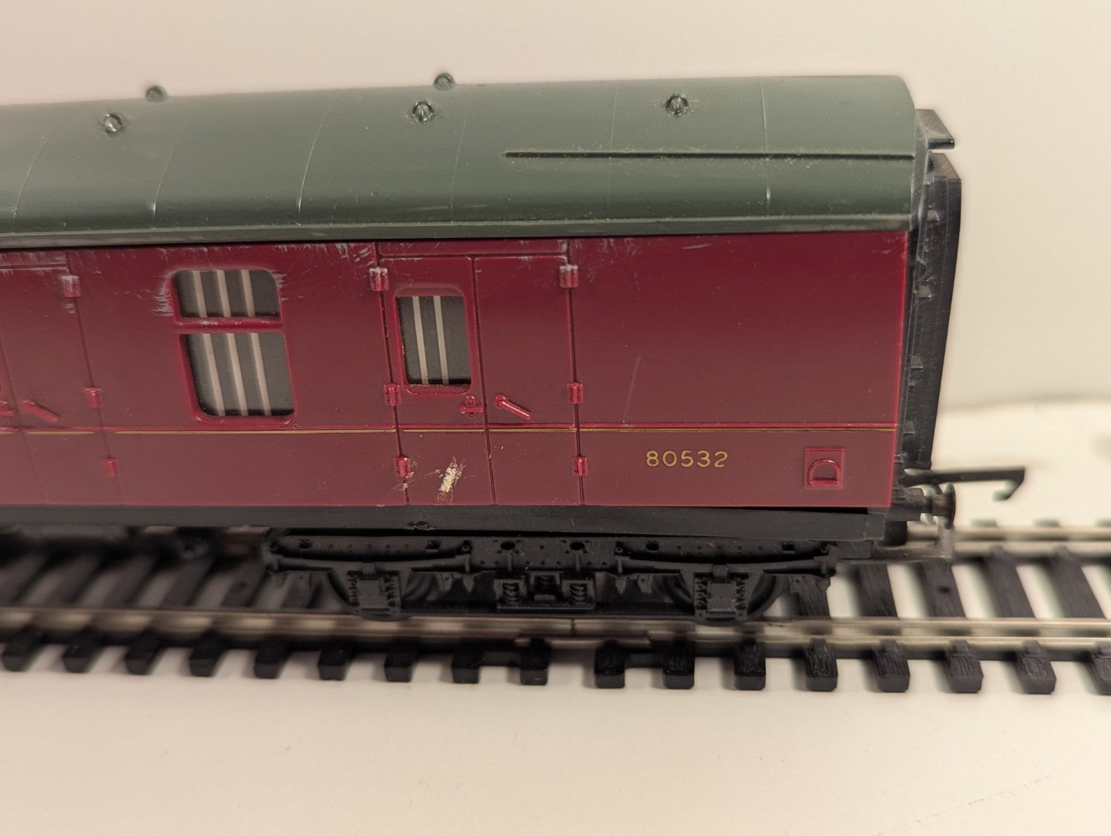 Hornby BR Mk1 Parcels Coach M80532 – OO Gauge