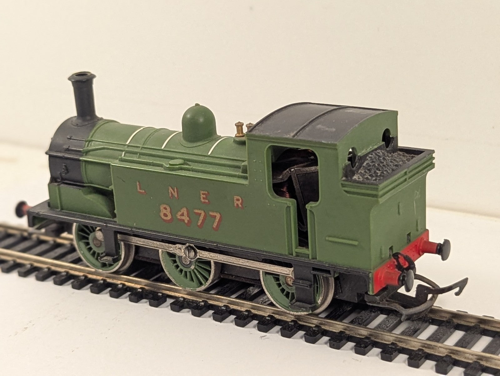 Hornby R252 LNER Class J83 0-6-0 Tank Locomotive No.8477  - Needs Attention