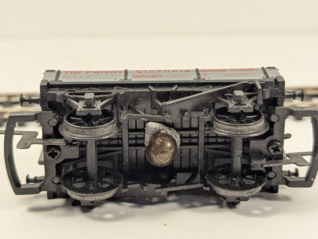 Hornby 37-930 3 Plank Wagon 'The Patent Victoria Stone Co.' finished in Grey liv