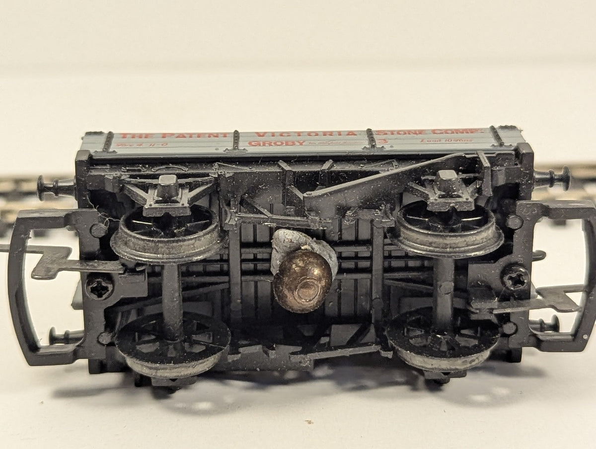 Hornby 37-930 3 Plank Wagon 'The Patent Victoria Stone Co.' finished in Grey liv